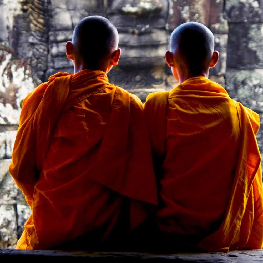 contemplating-monk-angkor-wat-siem-reap-cambodia-P3HVXTJ.jpg